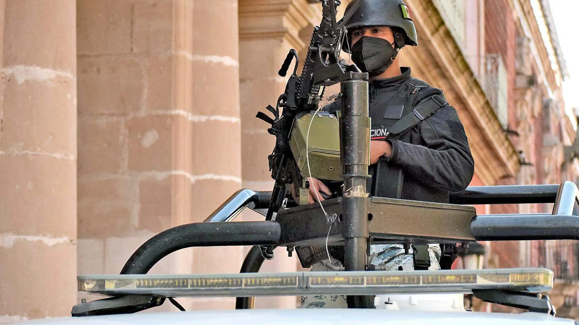 elemento de la guardia nacional a bordo de camioneta